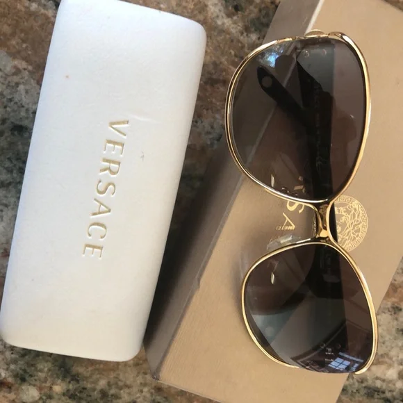 Women’s Versace sunglasses - Picture 3 of 9